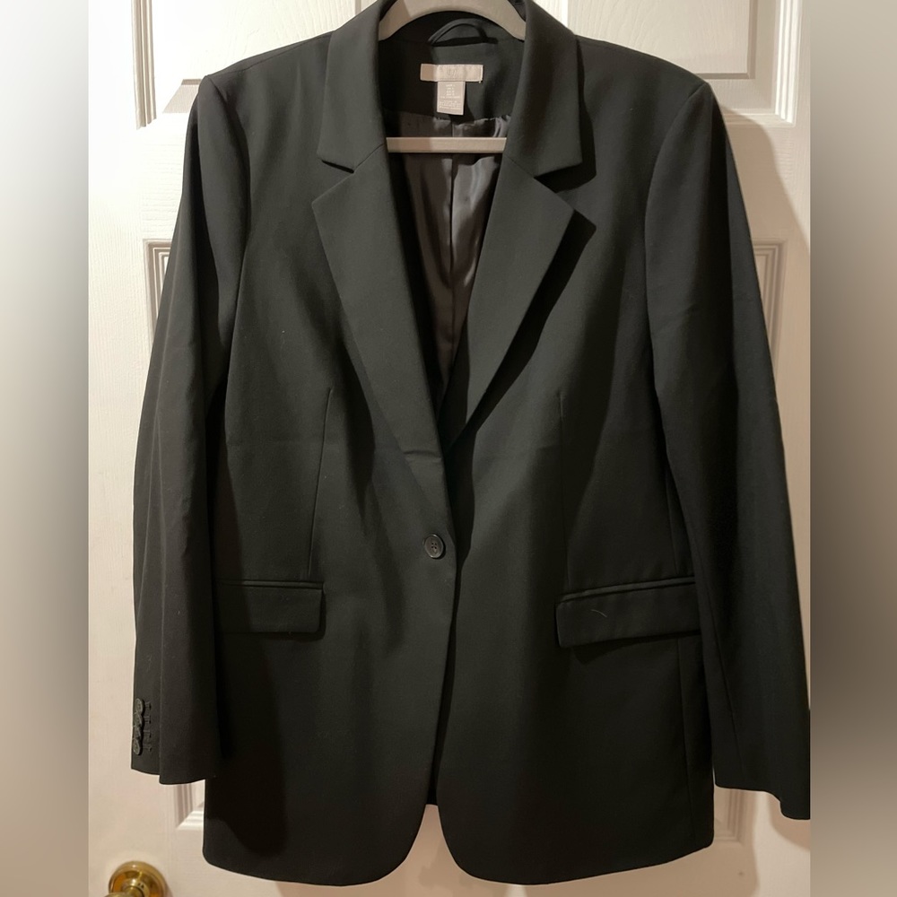 H&M women’s black blazer, size large, 2 button perfect condition